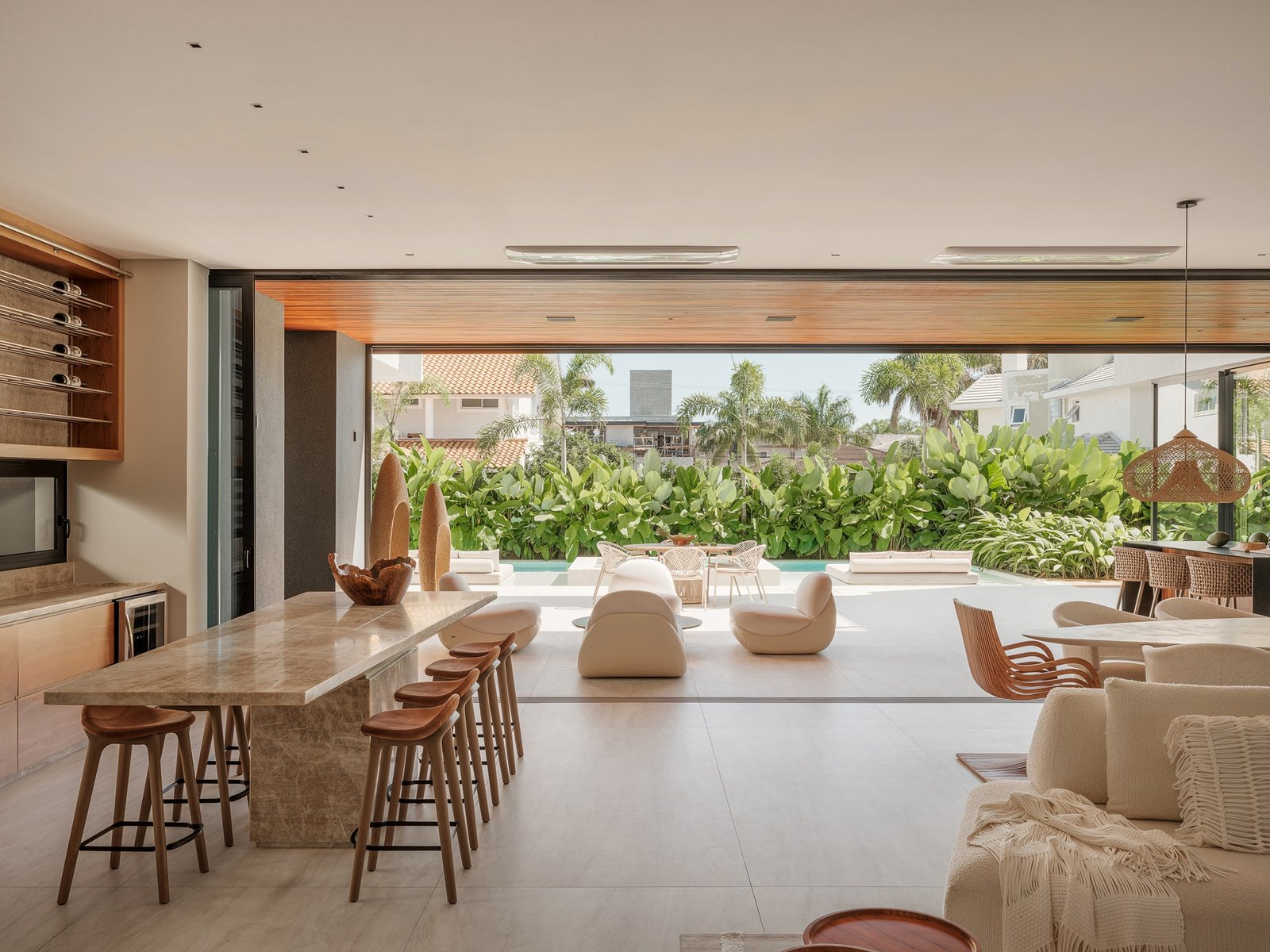 Casa Evergreen: Residência em Jurerê Internacional Prioriza Conexão com a Natureza e Integração de Ambientes - Imagem do artigo original