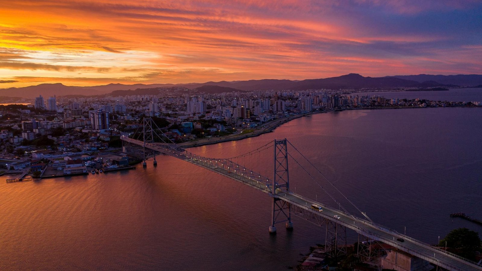 Ponte Hercílio Luz: Engenharia e História em Florianópolis - Imagem do artigo original