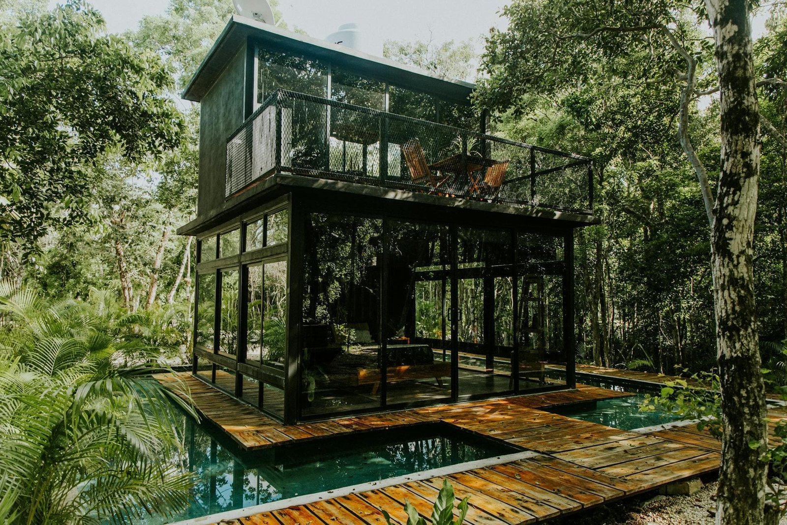 Casa na Floresta: Arquitetura que Integra Natureza e Lar - Imagem do artigo original